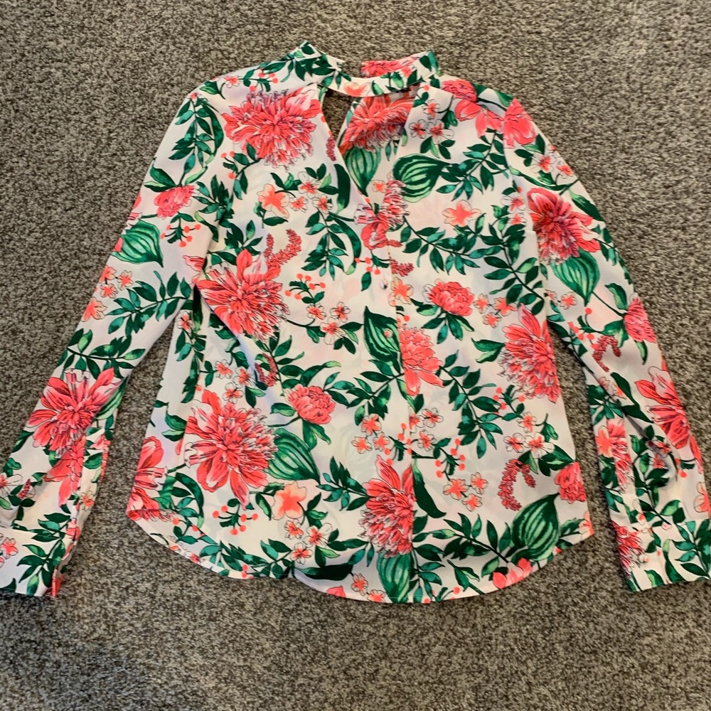 Flower top with cool cut out design